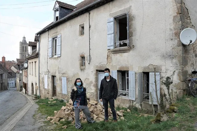 Photo de Robert Guinot de la maison avec les bénévoles devant